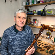 Дерев'яна тростина з багатим гравіюванням винограду та лоз