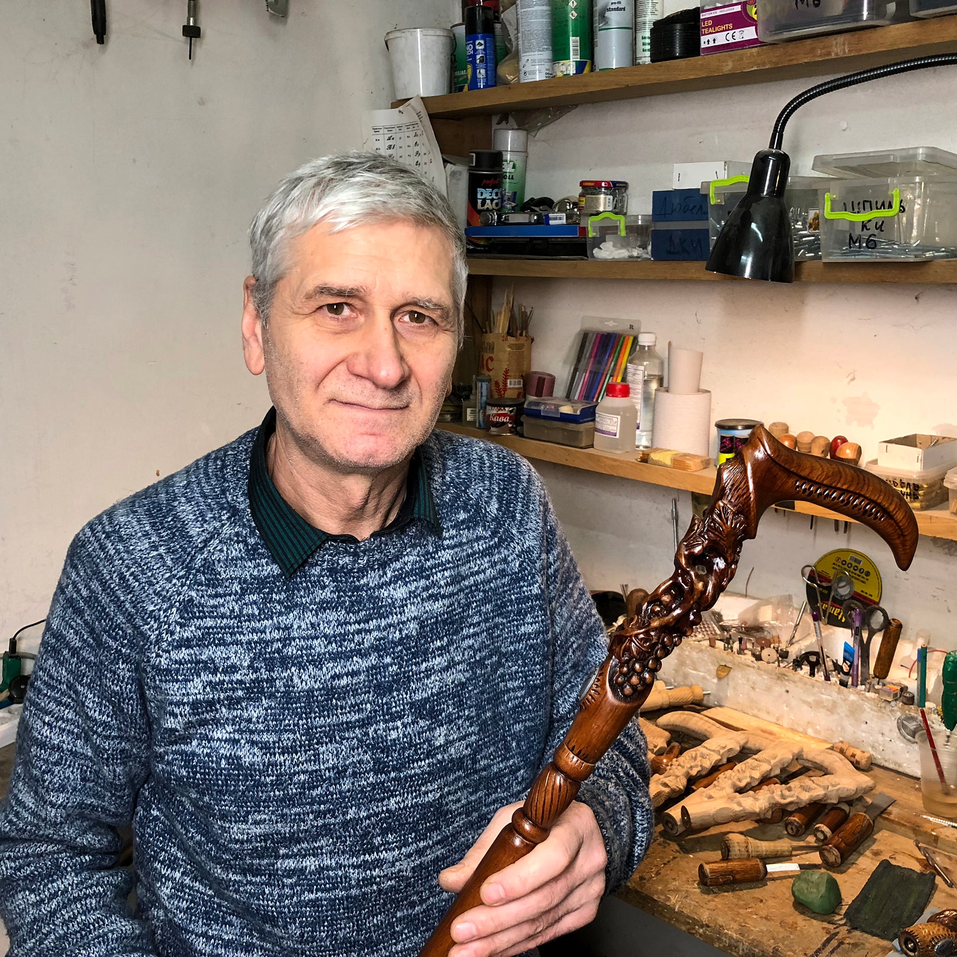 Дерев'яна тростина з багатим гравіюванням винограду та лоз