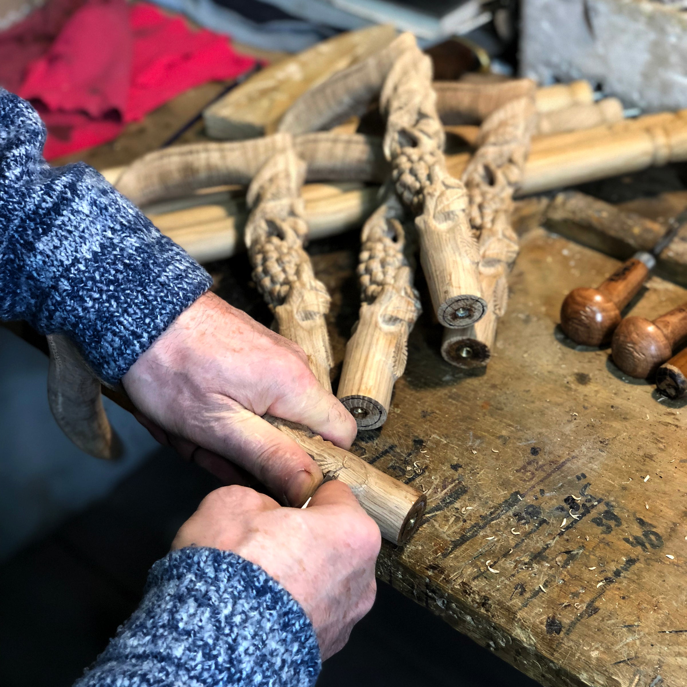 Дерев'яна тростина з багатим гравіюванням винограду та лоз