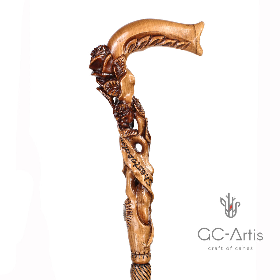 Canne de marche en bois clair avec fleur rose