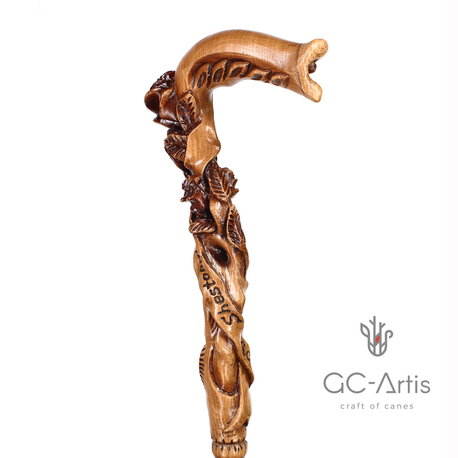 Canne de marche en bois clair avec fleur rose