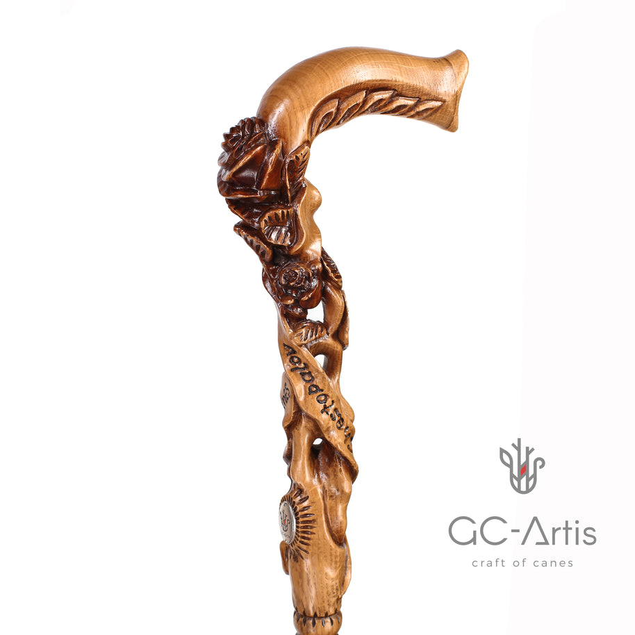 Canne de marche en bois clair avec fleur rose