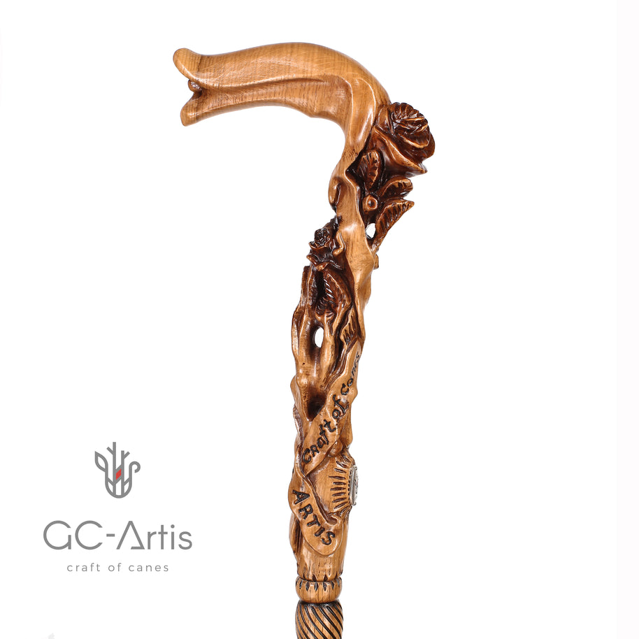 Canne de marche en bois clair avec fleur rose