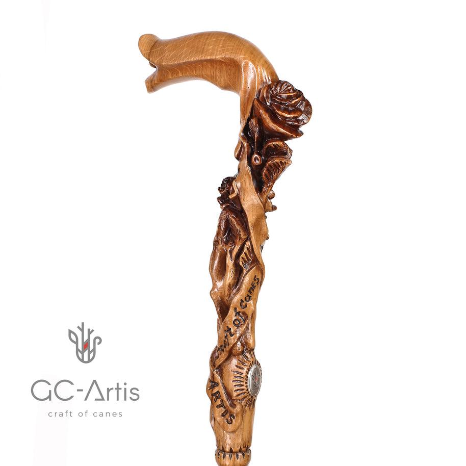 Canne de marche en bois clair avec fleur rose