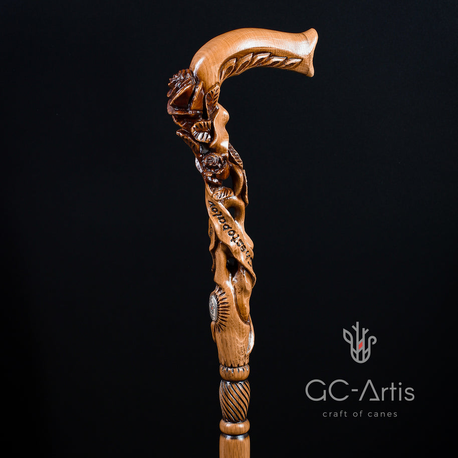 Canne de marche en bois clair avec fleur rose