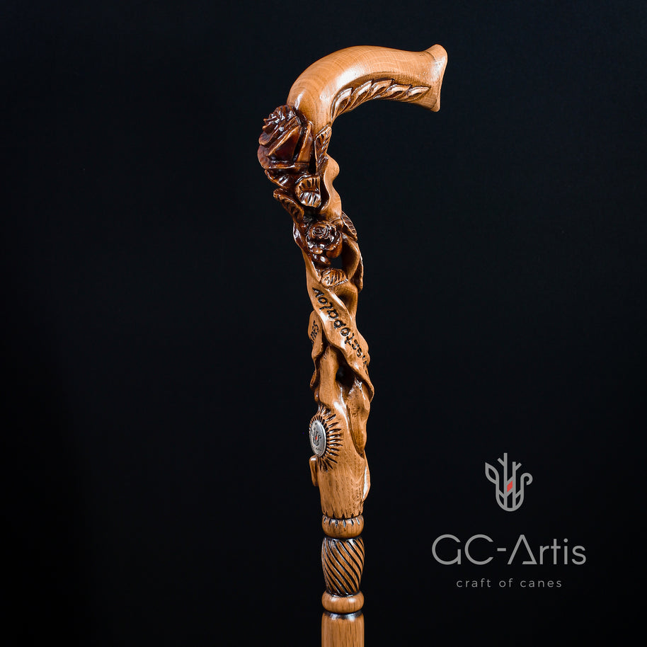 Canne de marche en bois clair avec fleur rose