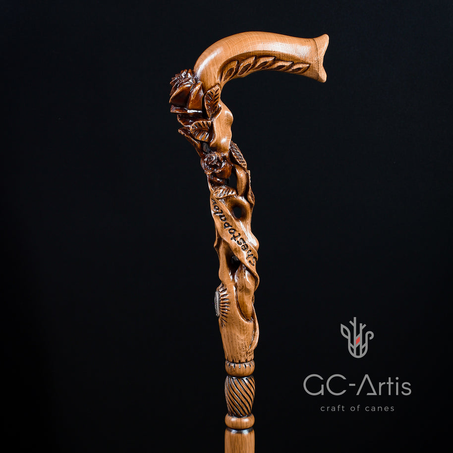 Canne de marche en bois clair avec fleur rose
