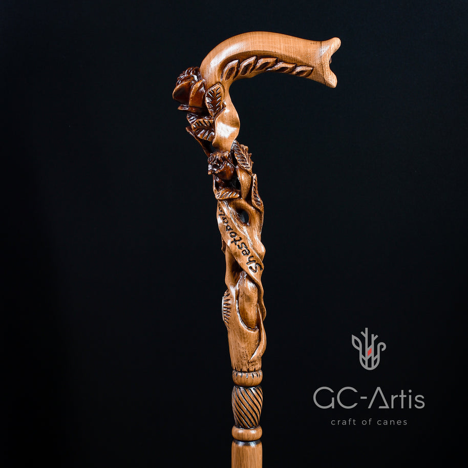 Canne de marche en bois clair avec fleur rose