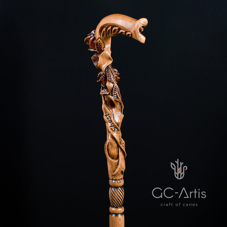 Canne de marche en bois clair avec fleur rose