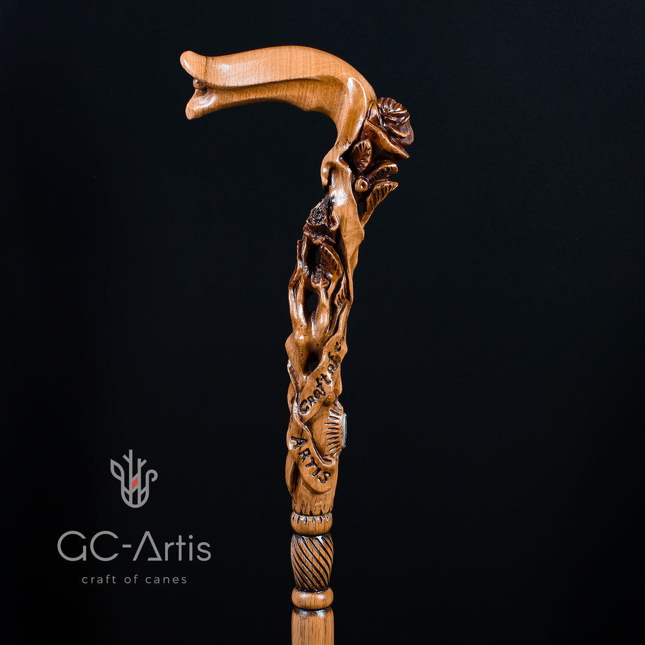 Canne de marche en bois clair avec fleur rose