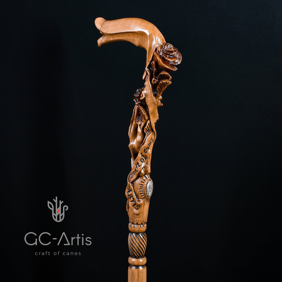 Canne de marche en bois clair avec fleur rose