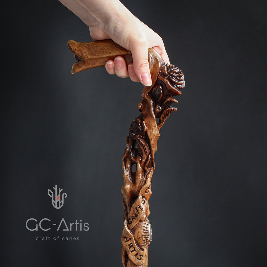 Canne de marche en bois clair avec fleur rose